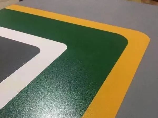 地下停車場(chǎng)無振動(dòng)防滑坡道施工流程分享，地下車庫水性防滑坡道